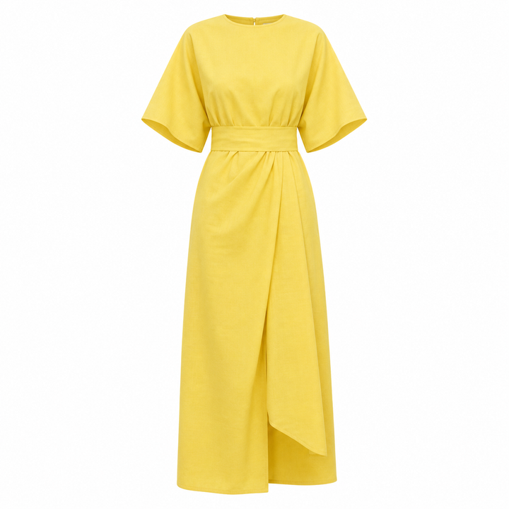 Gul omslagskjole til dame med belte og korte ermer. En elegant vår- og sommerkjole for hverdag eller fest.