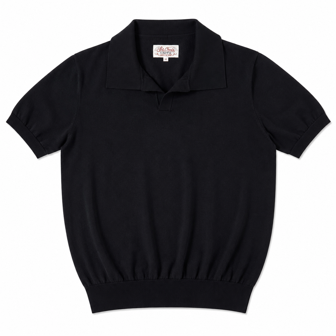 Detalj av strikket herre poloskjorte. Slim fit passform med elegant italiensk uttrykk for menn.