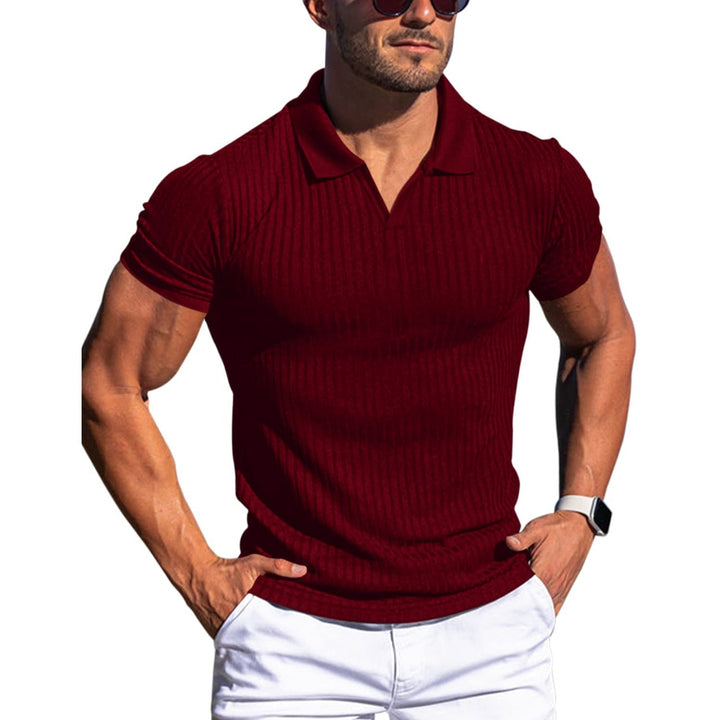 Avslappet menns V-hals poloskjorte i vertikalstripet mønster, perfekt for en uformell sommerlook.