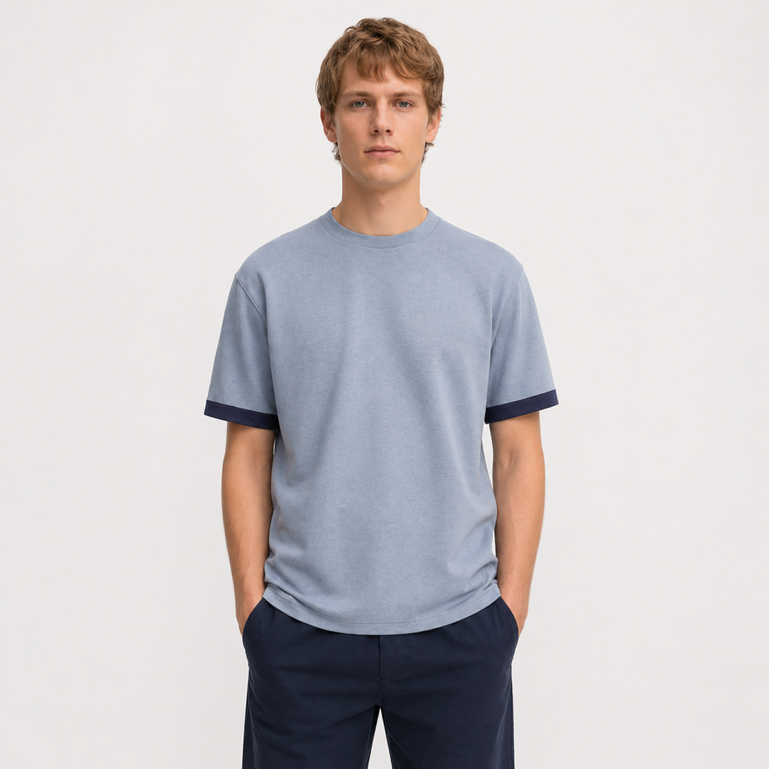 Mann iført avslappet, oversized t-skjorte med drop shoulder. Stilren, kraftig 260g bomull, ideell for sommer.