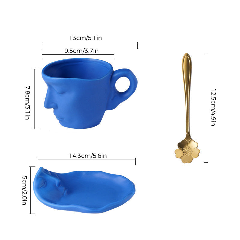 Hvit keramisk kaffekopp med et svart, kyssende ansiktsdesign. Trendy gaveidé.