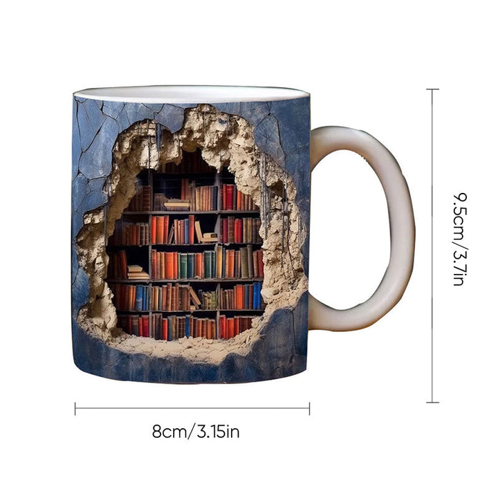 Frontbilde av det dekorative 3D bokhylle kruset i keramikk, en must-have gave for bokelskere.
