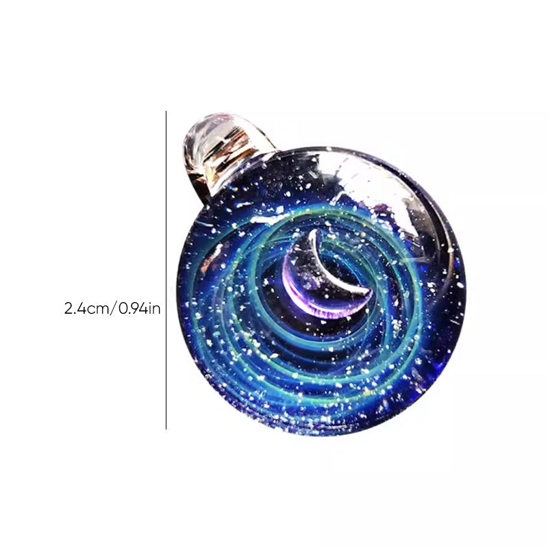 Glitrende glassperle og stjernetegn anheng, et unikt kosmisk unisex halskjede.