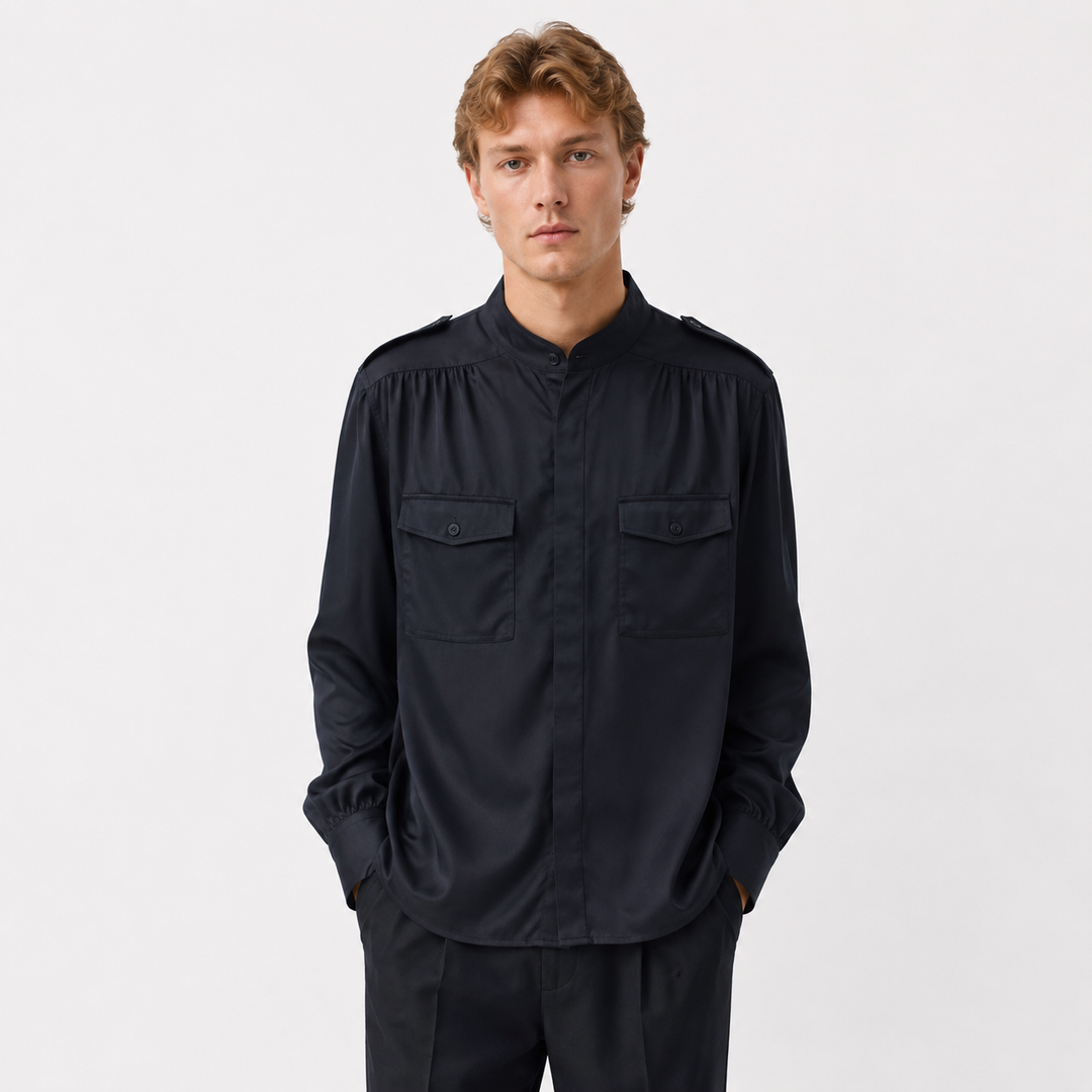 Sort sommerskjorte for menn. Lett og løs, perfekt for elegant casual sommerlook.
