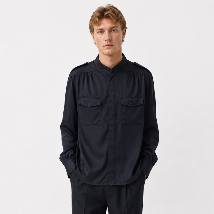 Sort sommerskjorte for menn. Lett og løs, perfekt for elegant casual sommerlook.