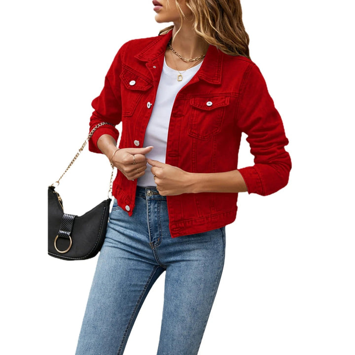 Blå dame denimjakke i bomull med stilige lommer. Perfekt for casual og trendy hverdagsbruk som vår- eller høstjakke.