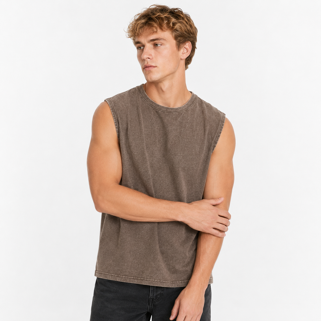 Herre vasket tank top for aktivitet. Ermeløs, løs passform. Ideell for trening & sommer.
