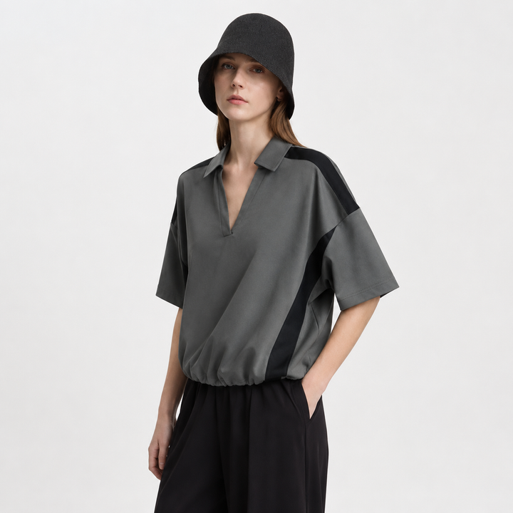 Løs sommertopp for damer med V-hals. Komfortabel, minimalistisk t-skjorte for en avslappet og elegant stil.