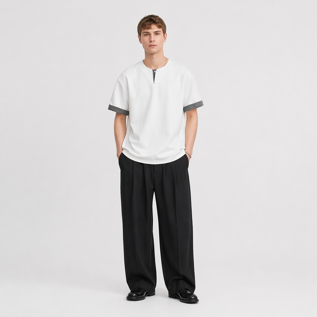 Komfortabel løs passform herre t-skjorte. Henley-modell med stilige rutete aksenter; perfekt for casual stil.