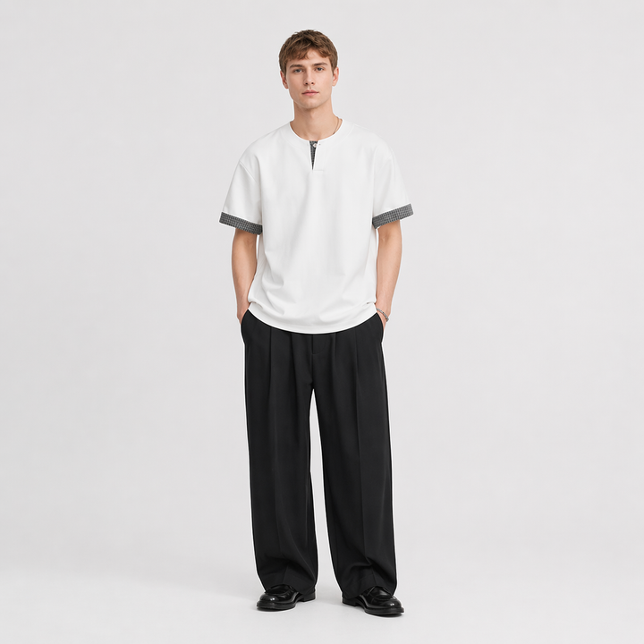 Komfortabel løs passform herre t-skjorte. Henley-modell med stilige rutete aksenter; perfekt for casual stil.