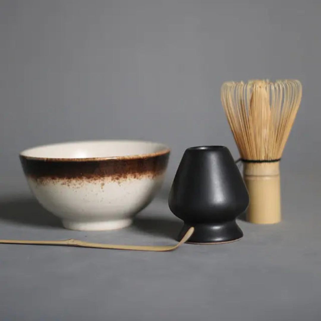 Elegant keramisk matchaskål (chawan) med unik glasur, perfekt for autentisk japansk te og ritual.