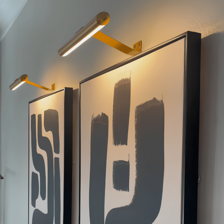Allsidig oppladbar bildelampe som skaper stemningslys og belyser bilder/kunst. Moderne interiørdetalj med LED.