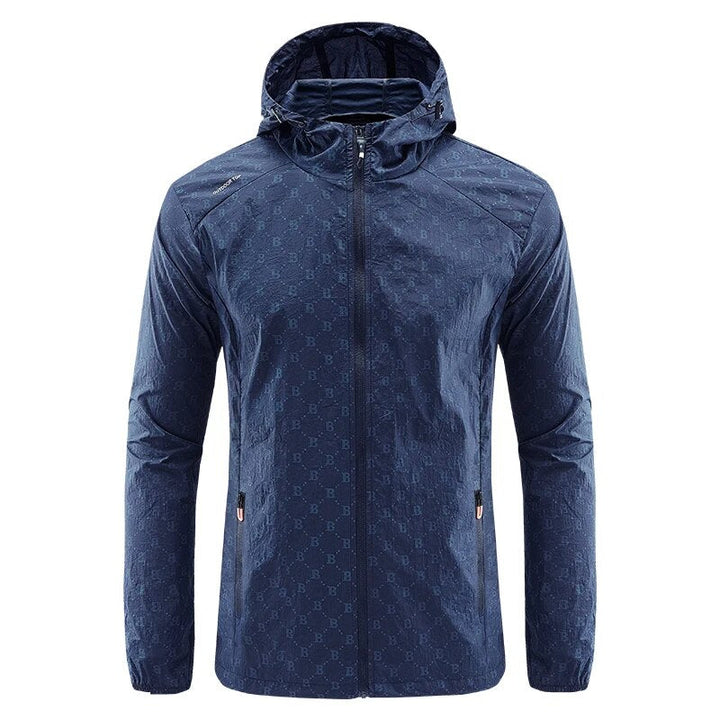 Detalj av glidelås og lomme på praktisk, vindtett og solbeskyttende herrejakke i polyester.