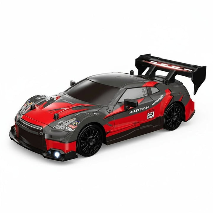 Detaljbilde av den kraftfulle motoren i en 4WD RC driftbil, klar for fart.