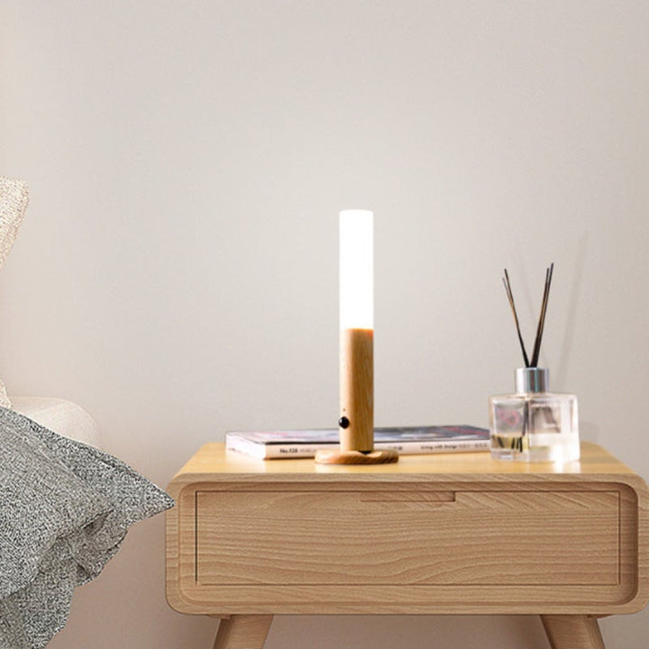 Minimalistisk LED-vegglampe i bøk. Moderne oppladbar leselys for soverom og stue. Trådløs.