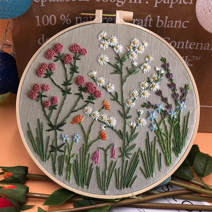 Lag din egen dekorasjon med blomster broderisett. Enkel DIY hobby for nybegynnere og kreative sjeler.