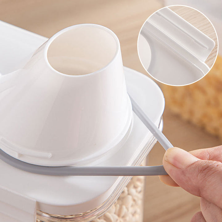 Lufttett plastbeholder, ideell for oppbevaring av pasta, bønner, mel og andre tørrvarer i pantry.