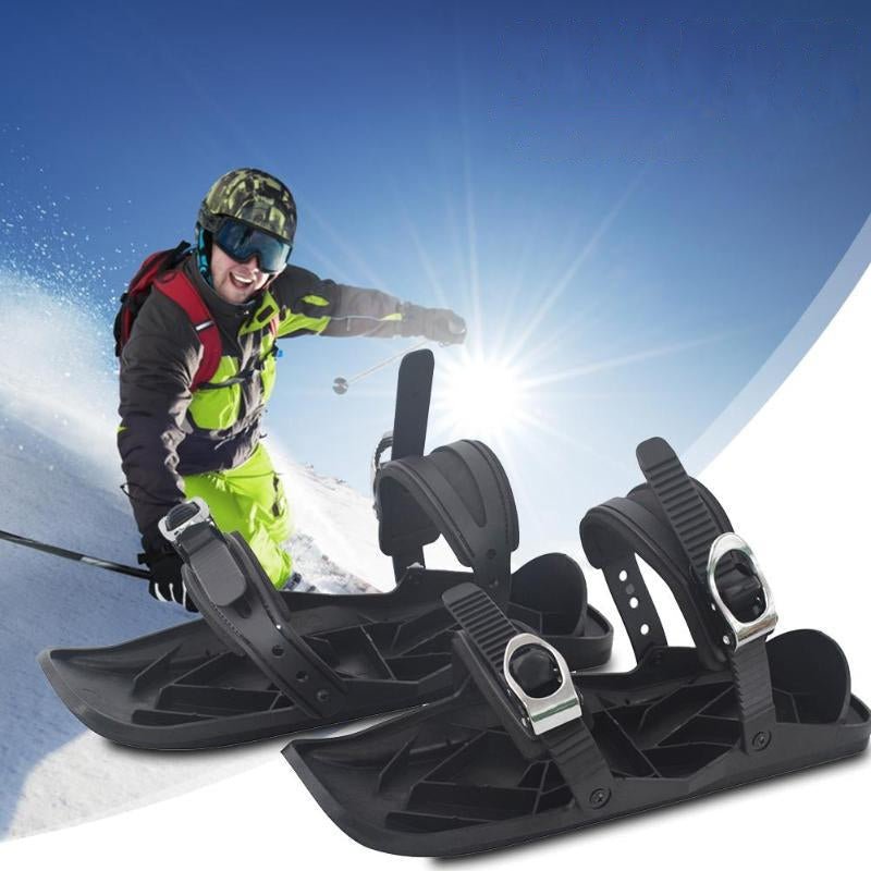 Bilde av person som bruker unisex miniski på snø, nyter vinterlek og enkel skliaktivitet.