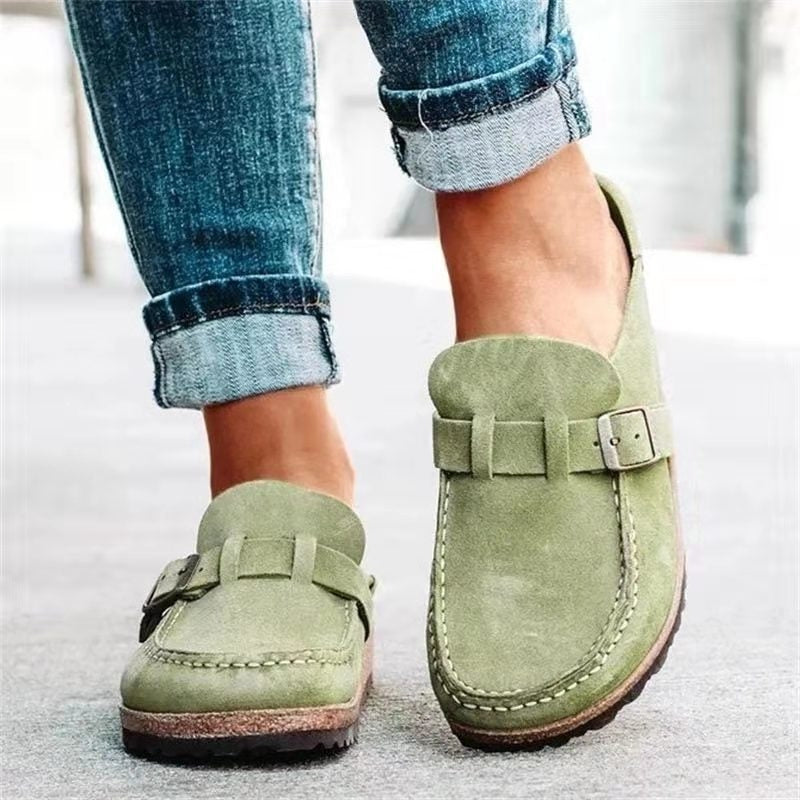 Detalj av Olga kvinne loafers med dekorativ spenne. Moderne slip-on sko for et elegant utseende.