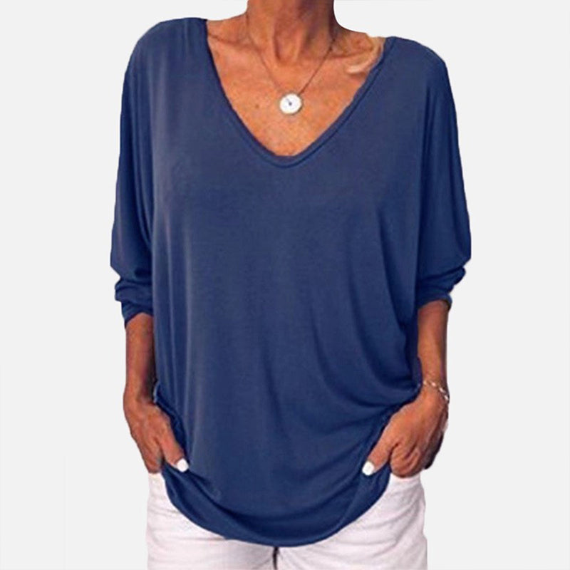 Motebevisst dame topp med v-hals, 3/4 ermer og stilfulle ryggknapper. Perfekt for en chic hverdag.