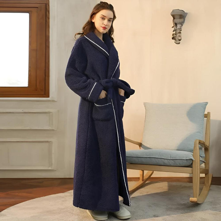 Unisex badekåpe i varm og slitesterk fleece. Gir maksimal komfort for avslappende stunder.