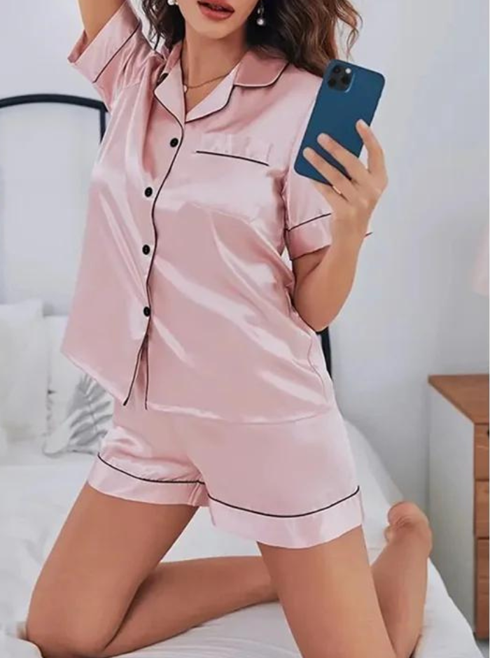 Kvinner minimalistisk loungewear nattsett, mykt og komfortabelt for hjemmebruk og avslapping.