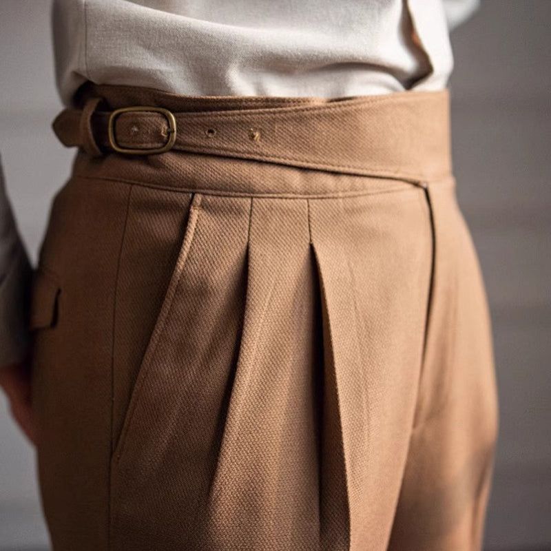Formell dressbukse i "old money stil" med diskret spenne. Perfekt for herremoten.