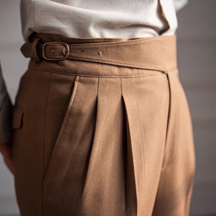 Formell dressbukse i "old money stil" med diskret spenne. Perfekt for herremoten.