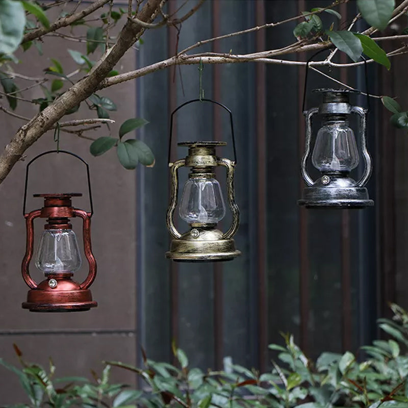 Gullfarget retro solcellelampe med LED flammeeffekt. Dekorativ hagebelysning.