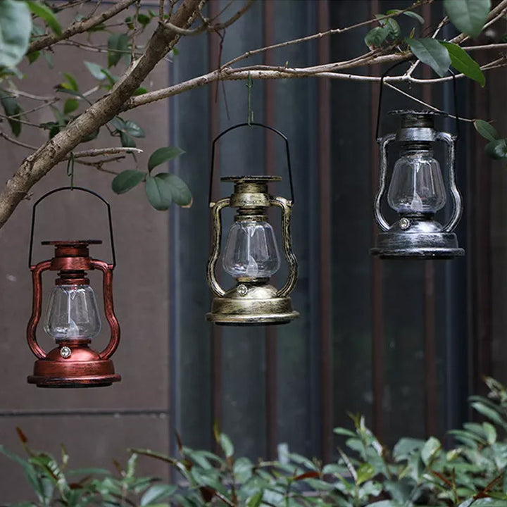 Gullfarget retro solcellelampe med LED flammeeffekt. Dekorativ hagebelysning.
