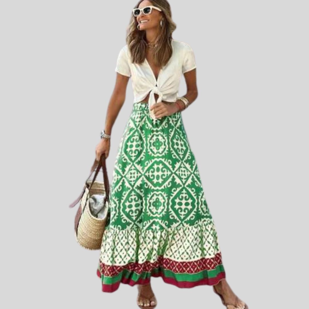 Mønstret bohem maxiskjørt med etnisk design og feminine volanger, passer til vår og sommer.