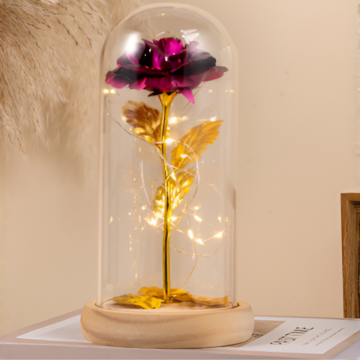 Elegant evig rose i glasskuppel med LED-lys og trebase. Ideell gave til bryllup, jul eller som interiørdekorasjon.