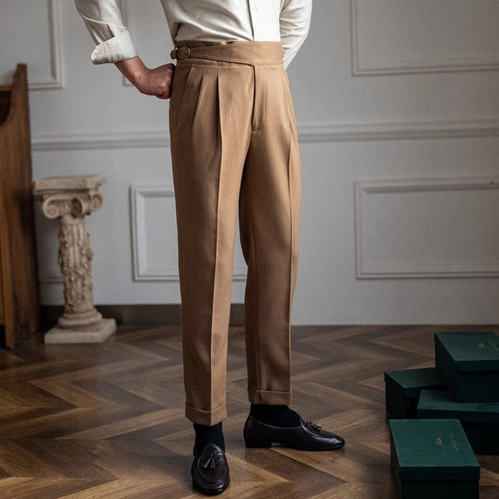 En allsidig, klassisk dressbukse for menn med spenne, perfekt for både jobb og fest.