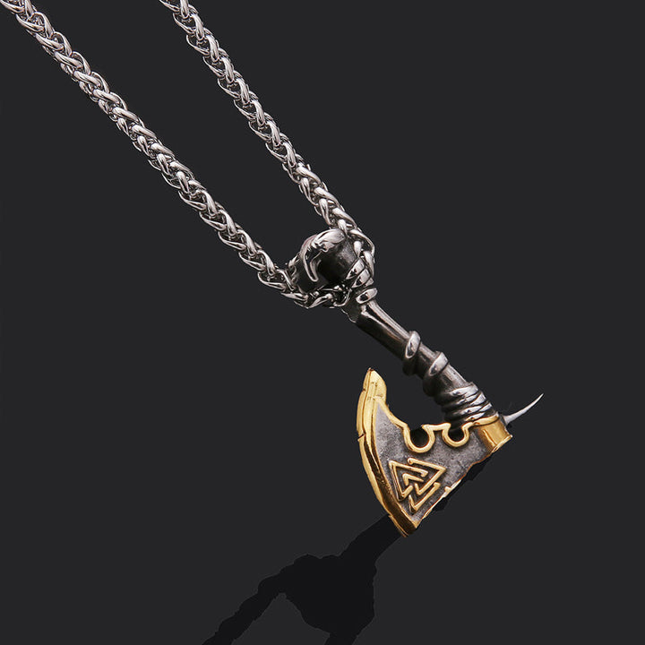 Detaljert vikingøks anheng med Valknut symbol på rustfritt stål kjede, et kraftfullt nordisk smykke.