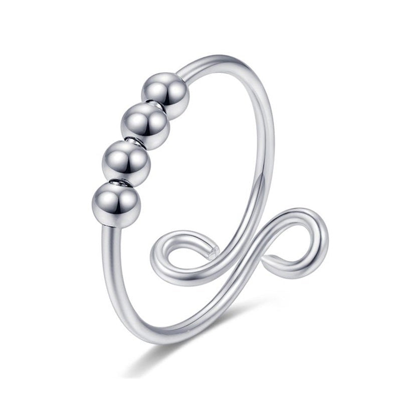 Unisex sølv angstring på fingeren. Justerbar fidget ring som tilbyr stresslindring og stil i ett.