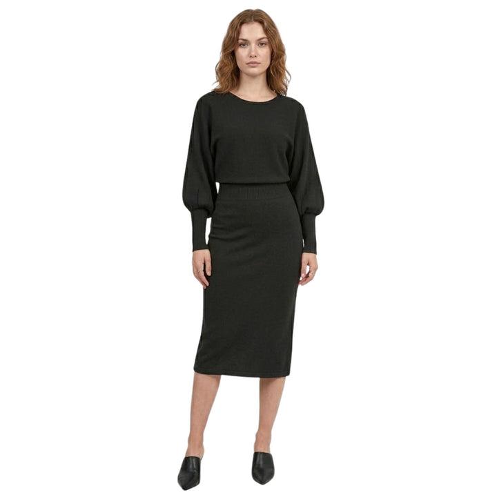 Elegant dame strikket langermet kjole i figursydd design. Komfortabel høst-/vinterkjole for enhver anledning.