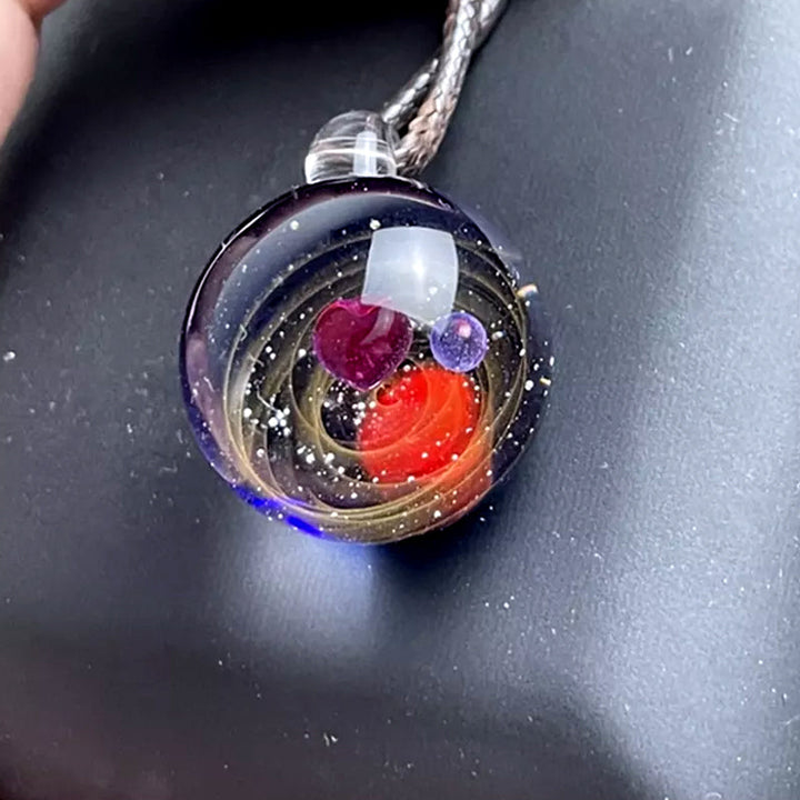 Glitrende glassperle anheng på unisex halskjede, unikt kosmisk stjernetegn design.