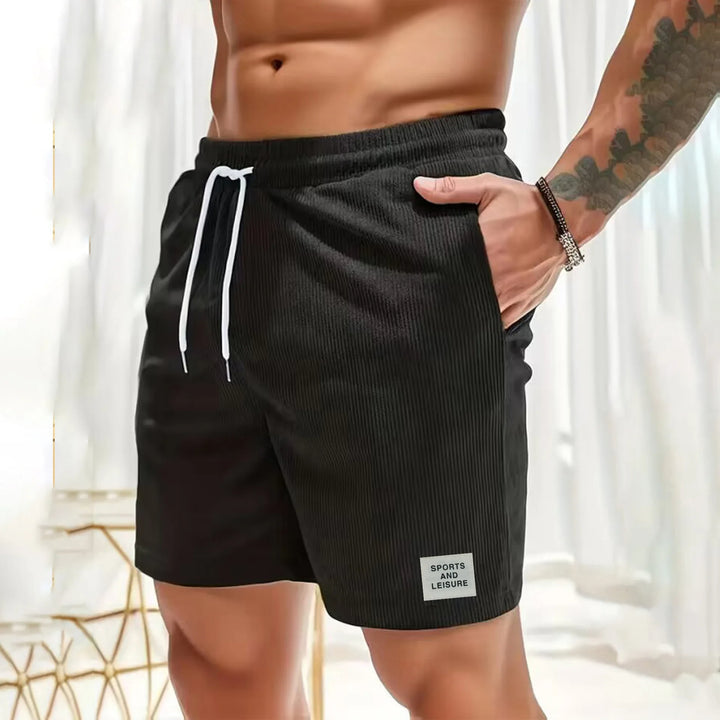 Ny multifarget herreshorts, ideell for vår- og sommerdager. Komfortabel og allsidig for fritid.