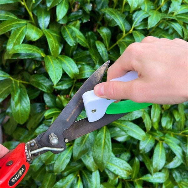 Håndholdt grønn verktøysliper. Skarpsliper kniver og hageredskaper enkelt og raskt for optimalt vedlikehold.