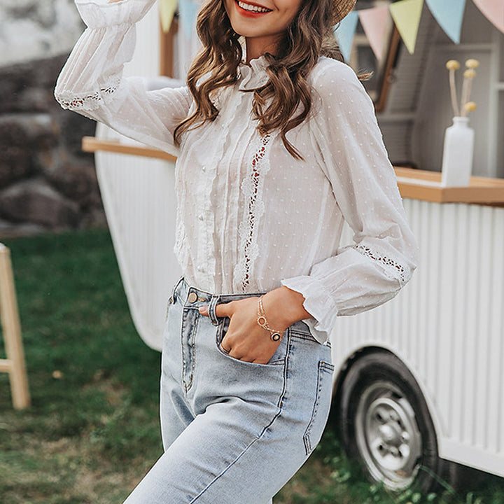 Elegant hvit bluse for kvinner med lange utsvingede ermer. Ensfarget dameskjorte for et stilig høstantrekk.