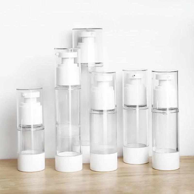 Kompakt kosmetikkbeholder med luftpumpe, perfekt for reise og oppbevaring av kremer og serum.