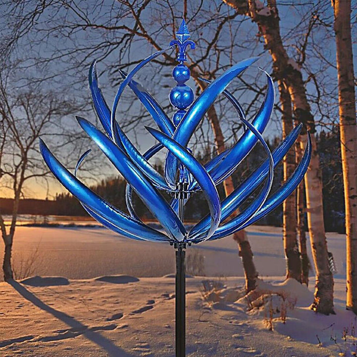 Dekorativ blå metallspinner, en unik hagekunst for uteplassen og hagedesign.