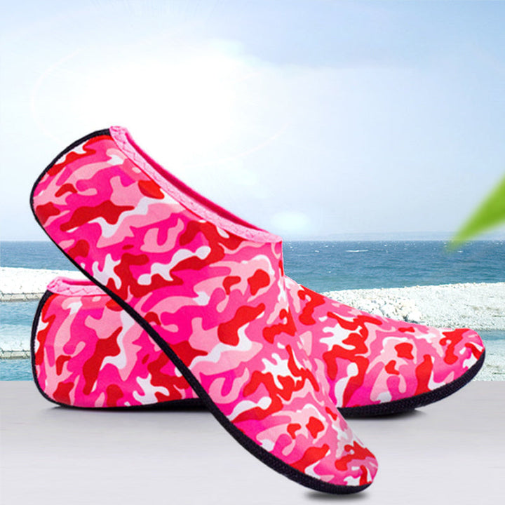 Kvinne på sandstrand med komfortable og hurtigtørkende strandsko. Ideelle unisex vannsko for vannlek og aktivitet.