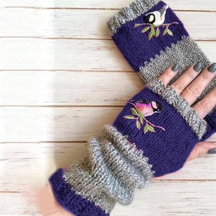 Et par varme, strikkede hansker med detaljert patchwork-broderi. Unisex vintertilbehør i topp kvalitet.