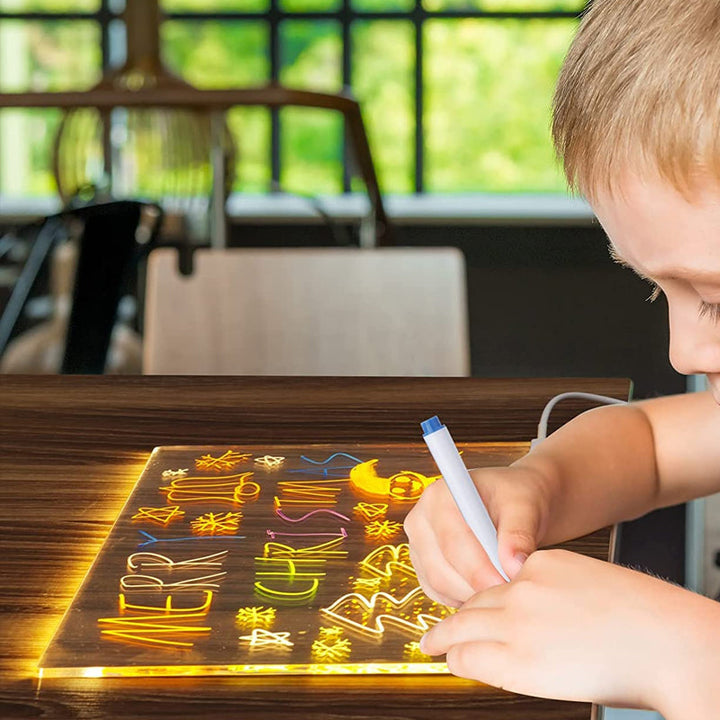 Fargerik LED-tavle for kontor eller hjem, flott for å skrive notater eller tegne.