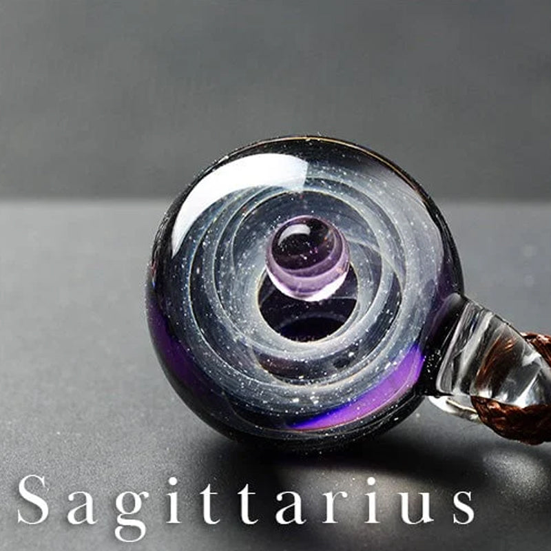 Vakkert kosmisk stjernehalskjede, glitrende glassperle anheng, ideelt som gave.