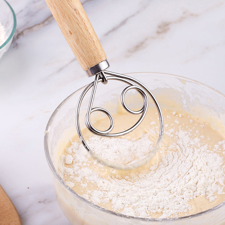Ergonomisk deigvisp i rustfritt stål. Ideell for baking, blander ingredienser raskt.