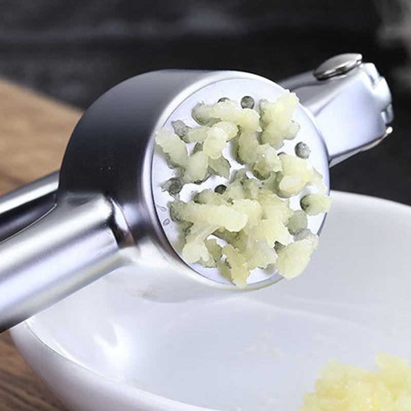 Hvitløkshakker med ergonomisk design i sinklegering; behagelig å holde, effektiv for matlaging.