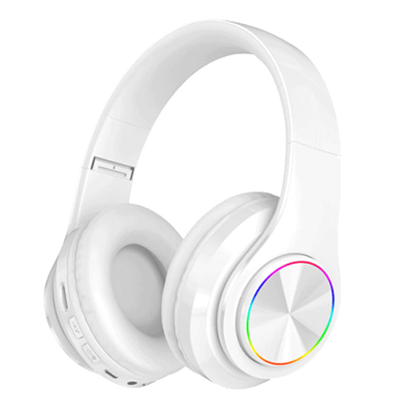 Allsidig visning av trådløse hodetelefoner med RGB-lys fra ulike vinkler, fremhever design og funksjonalitet.