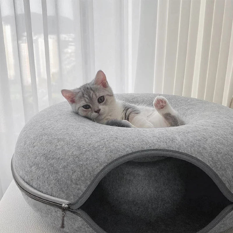 Stilren smultring katt tunnel og seng. Kombinerer interaktivt leketøy, koseplass og hvile for din katt.